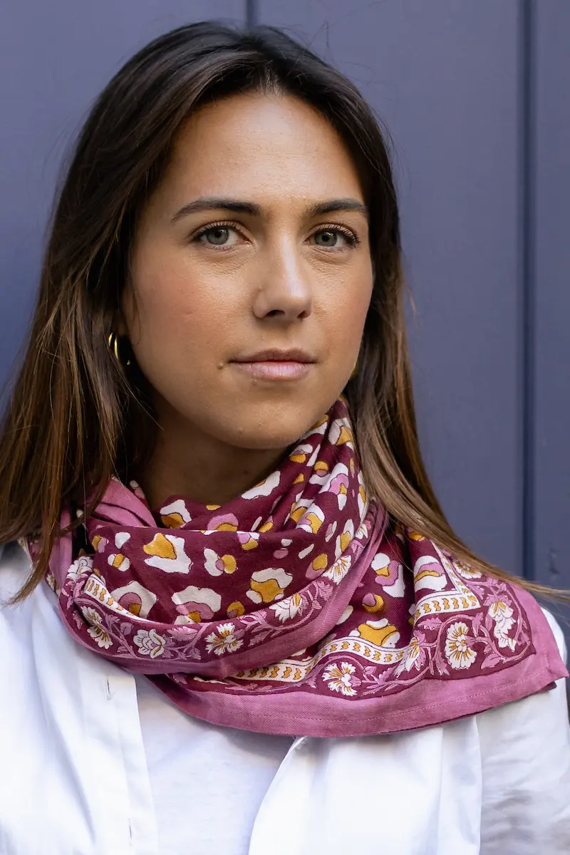 FOULARD ROSA LÉOPARD BORDEAUX EN COTON 100X100 CM - BLOCK PRINT ARTISANAL INDIEN
