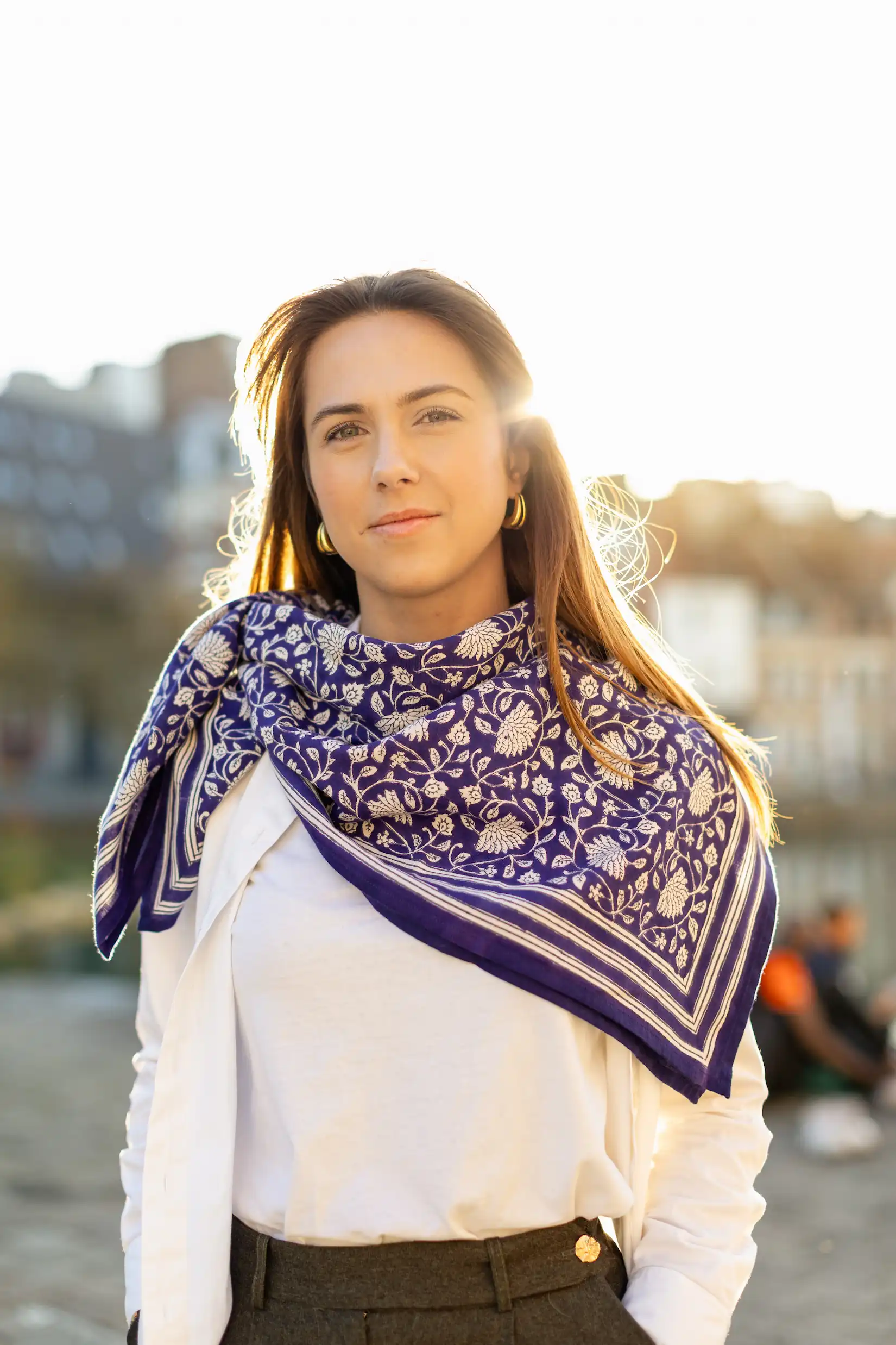 FOULARD FRIDA BLEU INDIGO EN COTON 100X100 CM - BLOCK PRINT ARTISANAL INDIEN – Image 4