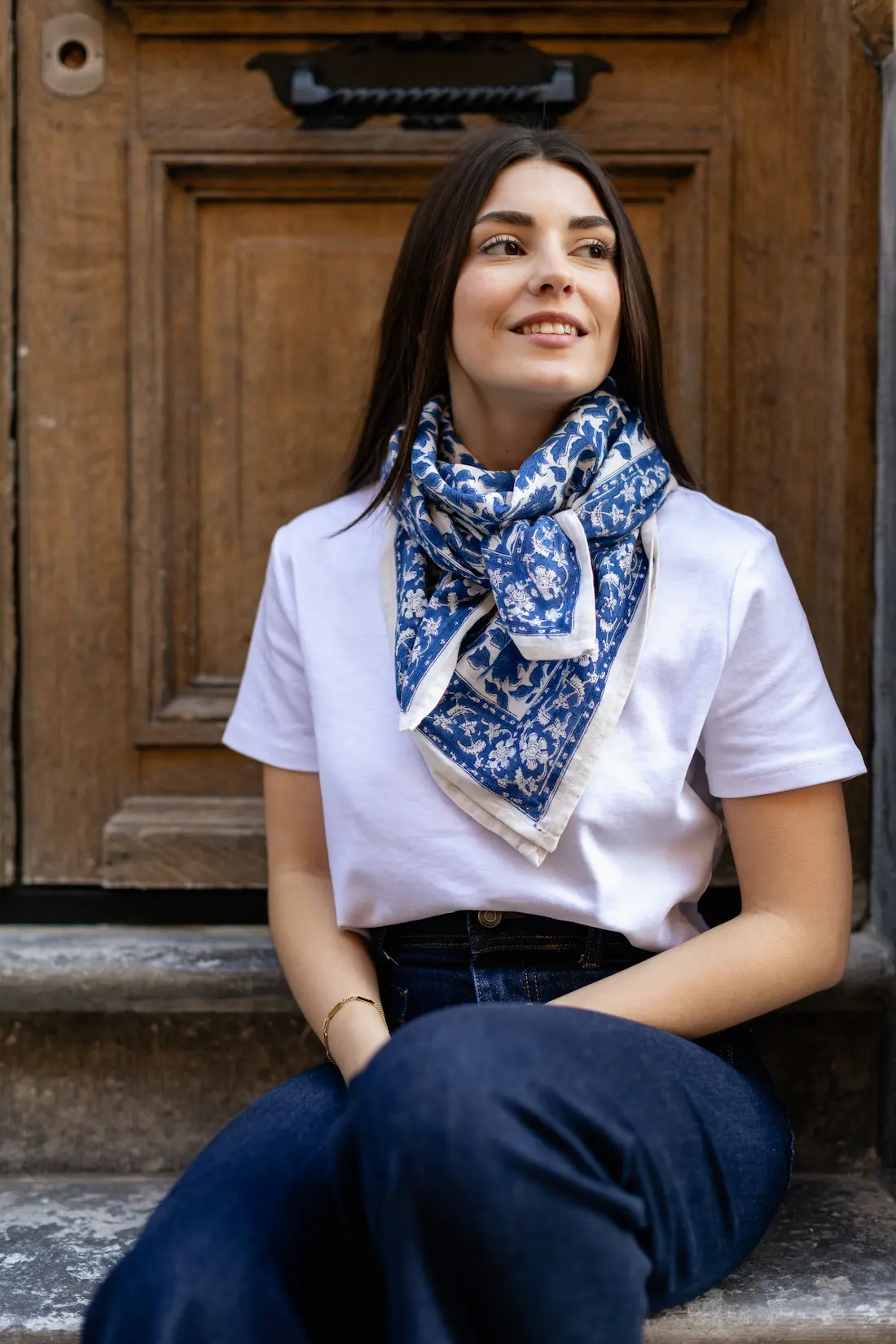 foulard-femme-coton-motif-floral-block-print-indien-100x100-serena-bleu-azur-porte-cou-bloomie-002.jpg