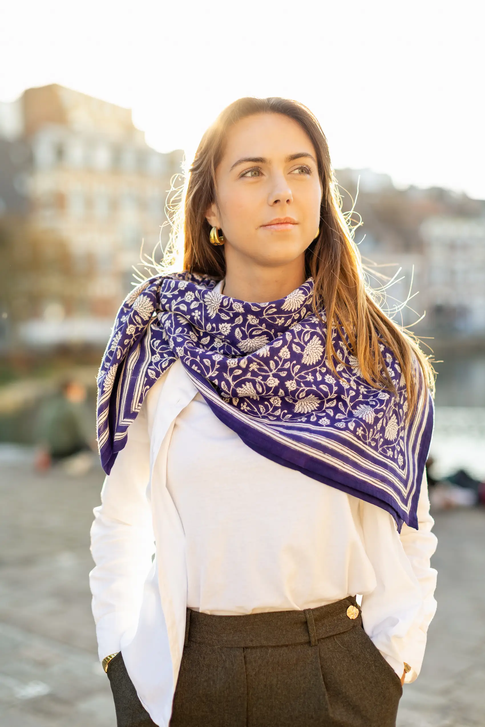 foulard-femme-coton-motif-floral-block-print-bleu-indigo-100x100-porte-au-cou-indien-bloomie