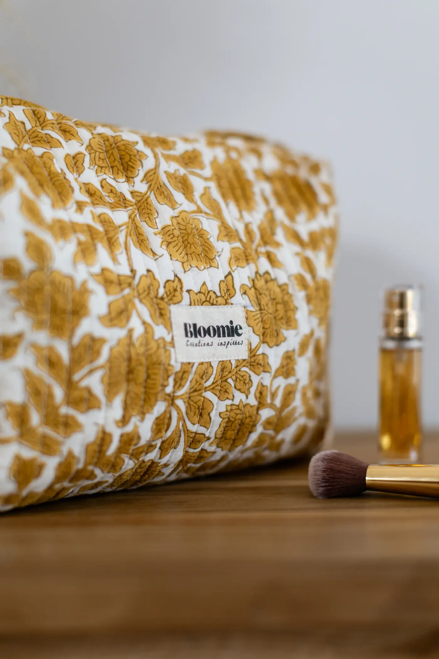 TROUSSE DE TOILETTE SERENA OCRE EN COTON MATELASSÉ 27X18 CM - BLOCK PRINT ARTISANAL INDIEN – Image 3